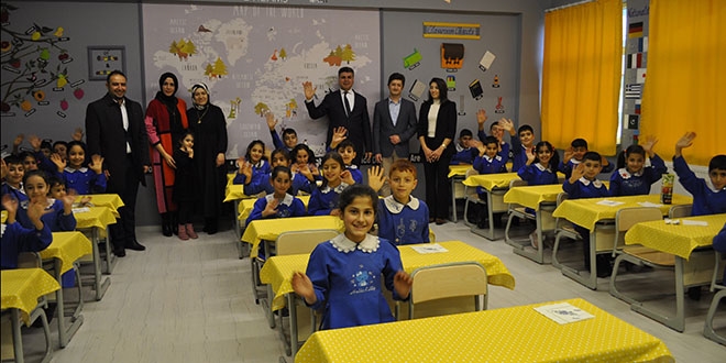 Fedakar öğretmenler kolejleri aratmayan İngilizce sınıfı kurdu