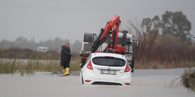 Kadın öğretmen aracıyla suda mahsur kaldı