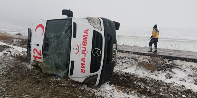 Ankara'da hasta tayan ambulans devrildi: 5 yaral