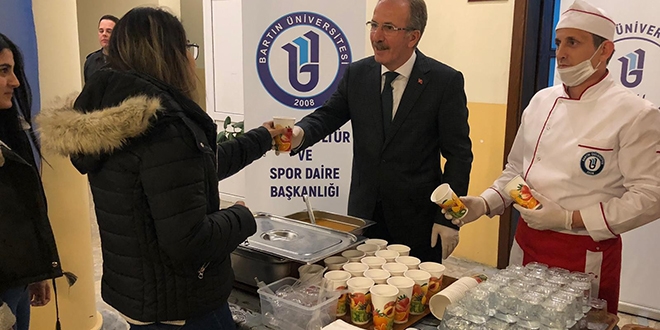 24 saat açık kütüphanede öğrencilere çorba ikramı