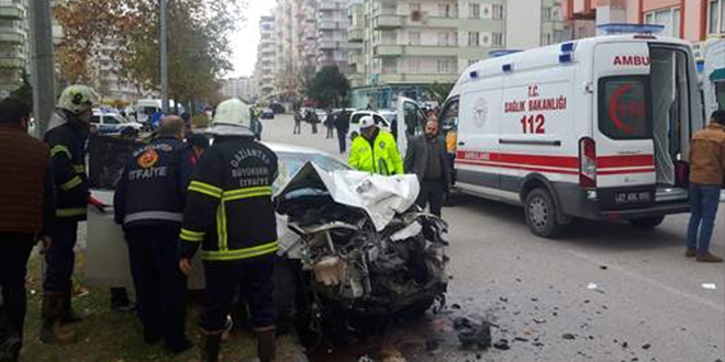 Gaziantep'te otomobil ile renci servisi arpt: 16 yaral