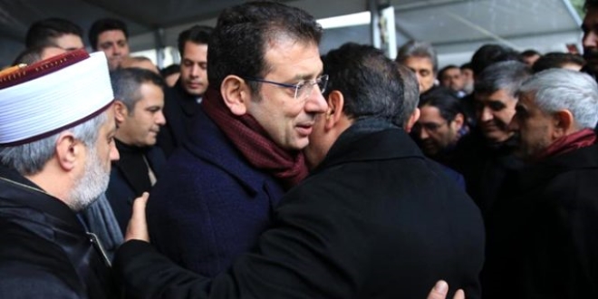 İmamoğlu, Tevfik Göksu'ya sarılarak başsağlığı diledi
