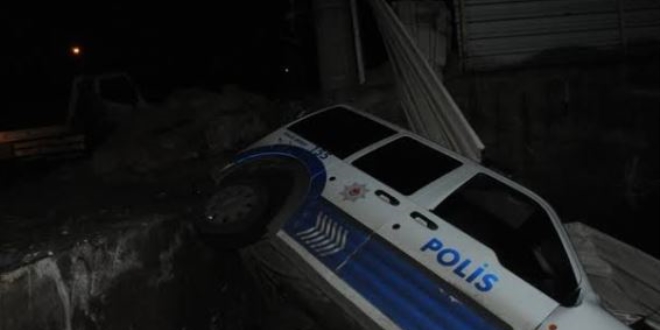 Karabük'te hafif ticari araçla polis otosu çarpıştı: 2 yaralı