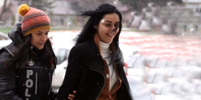 Gülerek girdiği adliyeden tutuklanarak çıktı