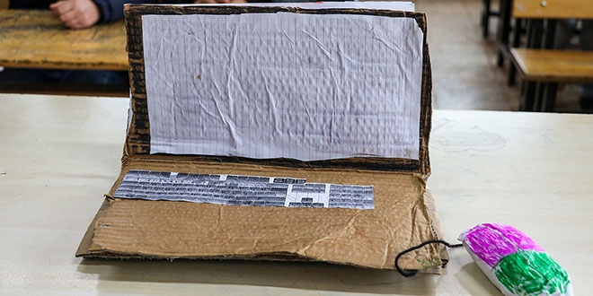 Hayallerini 'kartondan bilgisayar' ile gerçekleştiriyorlar