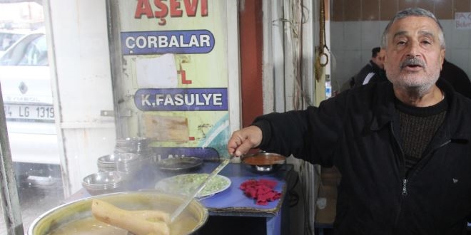 Adana'da üniversite öğrencilerine ücretsiz yemek kampanyası