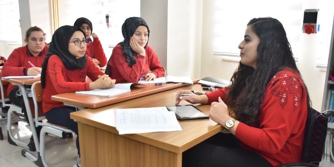 Öğrencilerinin yolunu aydınlatmak için engel tanımıyor