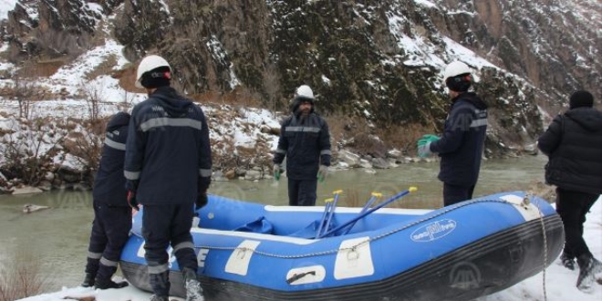 Elektrik arızasını gidermek için Zap Deresi'ni aşıp, dağa tırmandılar