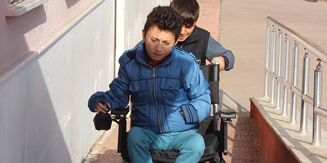 Bedensel engelli sıra arkadaşının en büyük yardımcısı