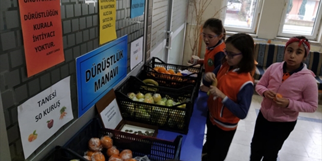 Öğrenciler güvenilir olmayı 'Dürüstlük Manavı'nda öğreniyor