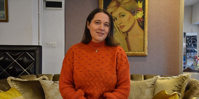 Mobilya döşemecisi kadının meslek aşkı
