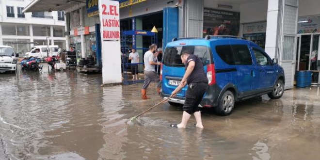 Ordu'da sağanak nedeniyle bazı iş yerlerini su bastı