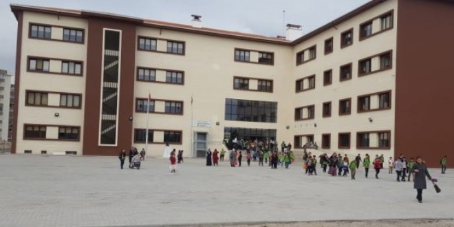 Öğretmen öğrencisinin yakınları tarafından darp edildi