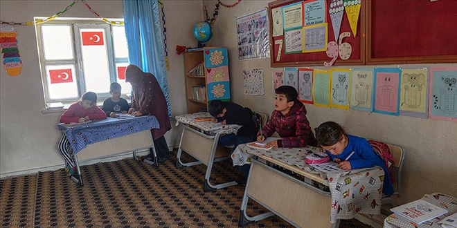Köy okulu öğretmenlerin elinde 'eğitim yuvasına' dönüştü