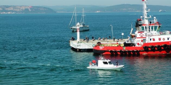 Çanakkale Boğazı'nda balıkçı teknesi yolcu feribotuna çarptı