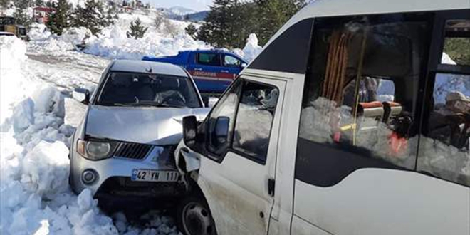 Öğretmenleri taşıyan minibüsle kamyonet çarpıştı: 8 yaralı