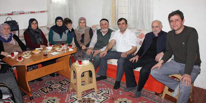 52 yıl sonra kavuştuğu gerçek ailesiyle hasret gideriyor