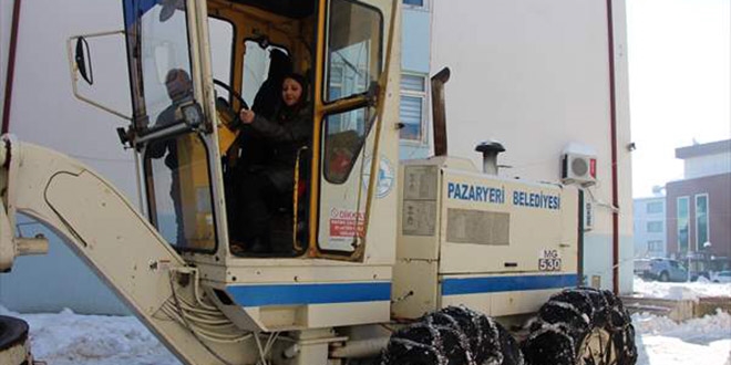 Kadın belediye başkanı greyderle ilçe meydanının karını küredi