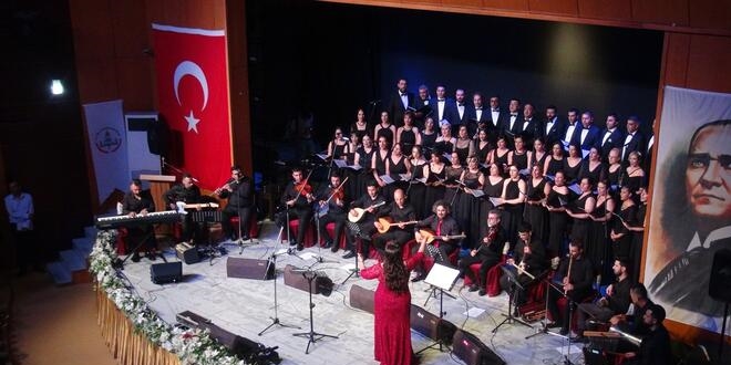 Hatay'da müzik öğretmenlerinden oluşan koro ilk sahnesini aldı