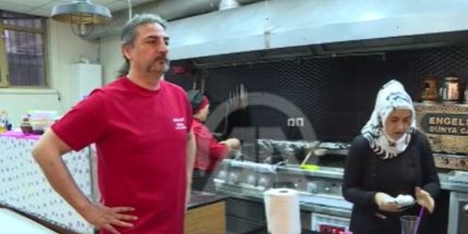 Şarkıcı Çelik, engelli kafe sahibine destek için garsonluk yaptı