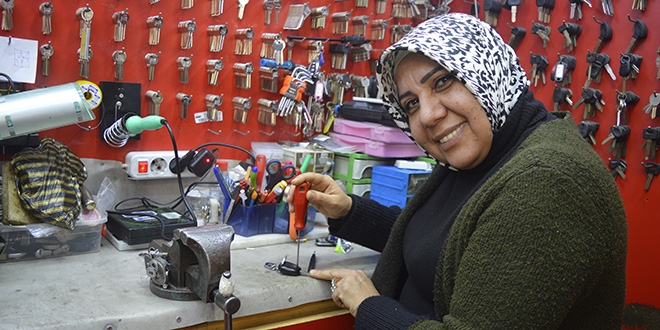 Türkiye'nin ilk kadın çilingiri 30 yıldır hizmet veriyor