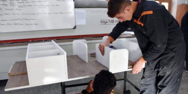 Bu okulda öğrenciler hem eğitim görüyor hem para kazanıyor