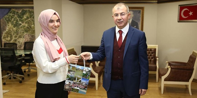 Artvin Valisi, Ümmü Gülsüm'ü makamında ağırladı