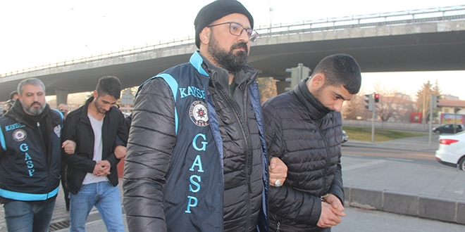 Oyun parkını benzin döküp yakan 2 kişi yakalandı