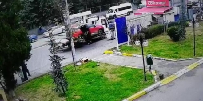 Yaşlı kadının çekicinin kaldırdığı araçtan böyle düştü