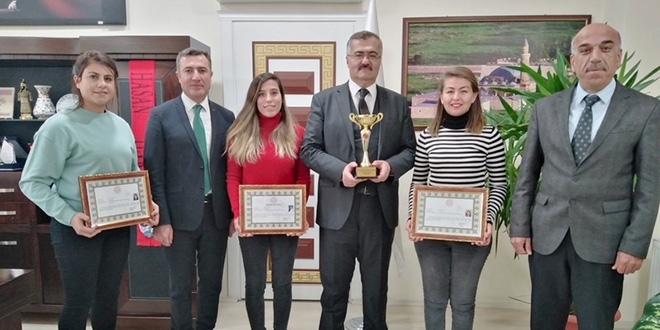 Türkiye üçüncüsü olan öğretmenlere başarı belgesi