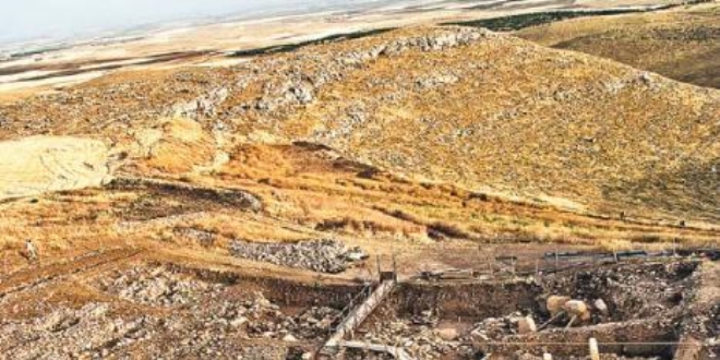Şiddetli yağmurun toprağı aşındırmasıyla gün yüzüne çıkan antik steller müzeye taşındı