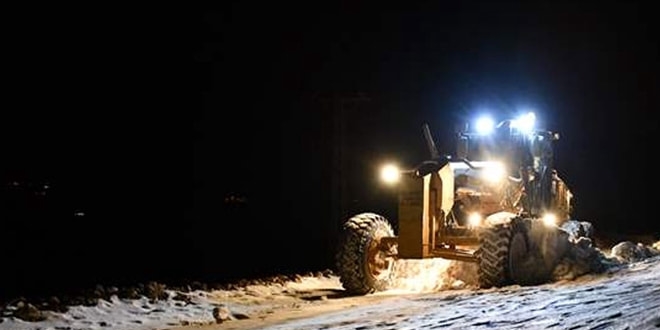 Ağrı'nın 2 bin rakımlı dağ köyü yollarını kar timleri ulaşıma açtı