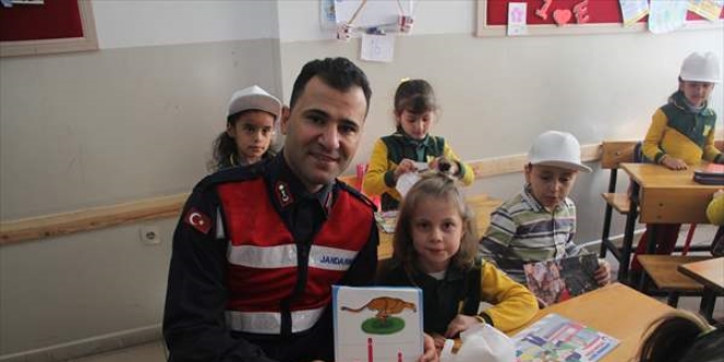 Samsun'da minik öğrenciler 'j' harfini jandarmanın yardımıyla öğrendi