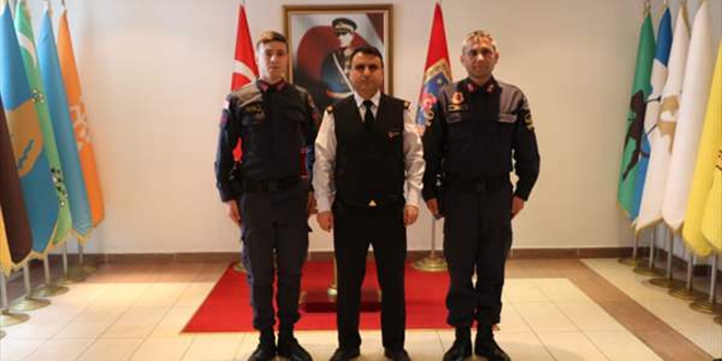 Sakarya'da yaşlı adamı sırtında taşıyan jandarmaya ödül