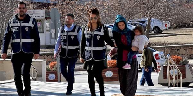 Kucağında çocuğuyla hırsızlık yapan kadın yakalandı