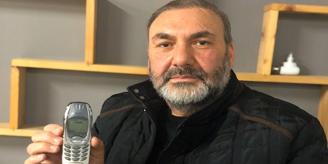 18 yıldır bu tuşlu cep telefonunu kullanıyor