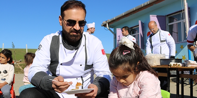Öğretmenlerin mesajını dikkate aldı, 57 okula tatlı dağıttı