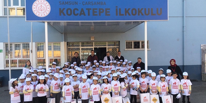 İlk tebrik kartını EGM'ye gönderdi, okuluna hediye yağdı