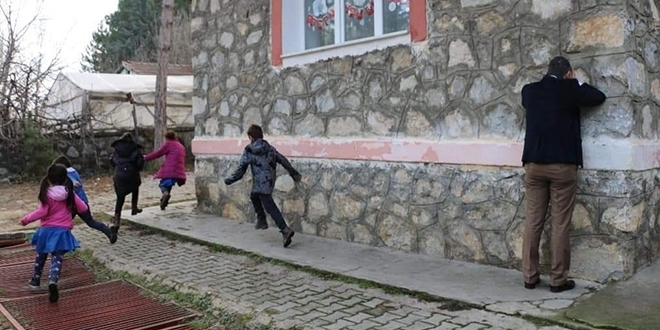 Milli Eğitim Müdürü, öğrencilerle saklambaç oynadı