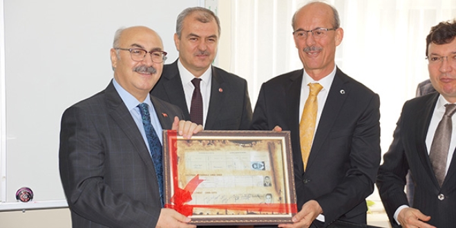 42 yıllık meslek hayatına karnesini alarak veda etti