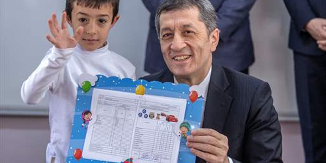 Bakan Selçuk'dan karne alan öğrencilere 'el rehberi'