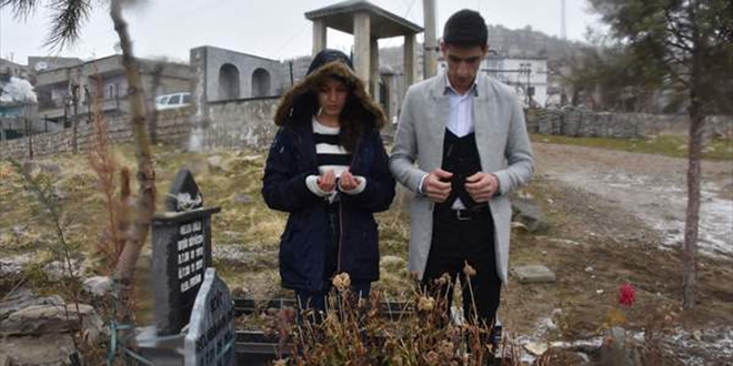 Karne ve takdir belgeleriyle şehit babalarının mezarına koştular