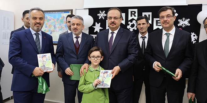 Küçük yazar karne aldı, protokole kitabını hediye etti