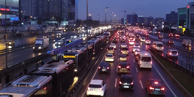 stanbul'da yaryl tatili ve olumsuz hava trafii kilitledi