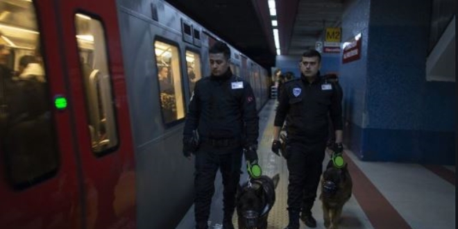 Başkent metrosunun 'sevimli' güvenlikçileri