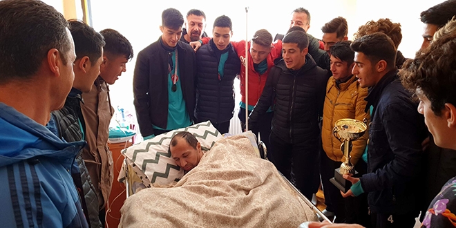Şampiyonluk kupasını hasta öğretmenlerine götürdüler