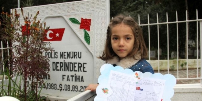 8 yaşındaki Hafza, ilk karnesini şehit babasına götürdü