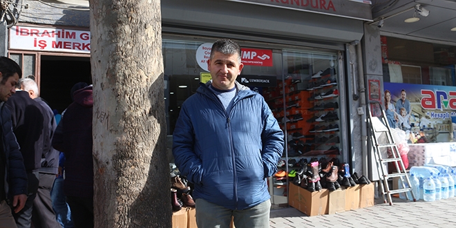 Esnafın inadı 30 yıllık ağacı sökülmekten kurtardı