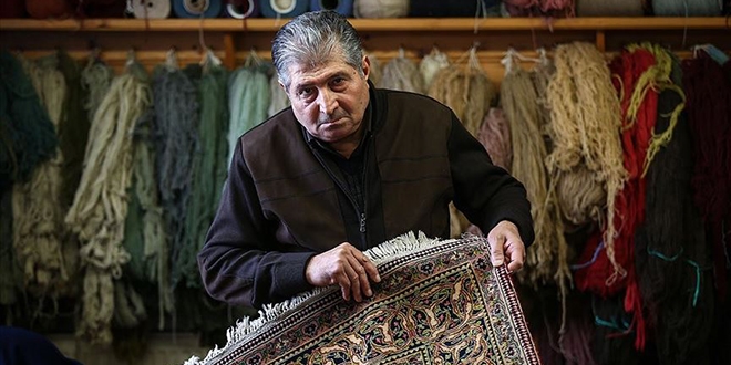 Saray halılarının ömürlerine ömür katıyorlar