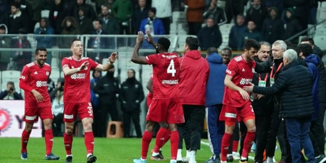 Beşiktaş, lider Sivasspor karşısında tutunamadı